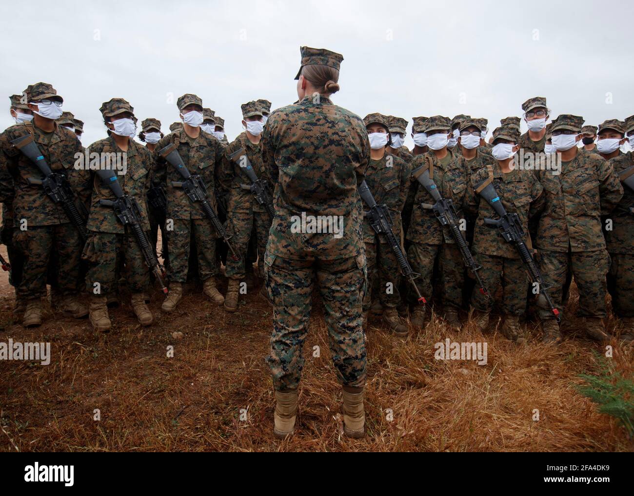 Le Sergent Amber Staroscik Instructeur En Chef Lit Une Citation A Des Recrues Du Corps Des Marines Des Etats Unis Au Depot De San Diego Apres Avoir Termine La Formation De Creuset Eprouvant