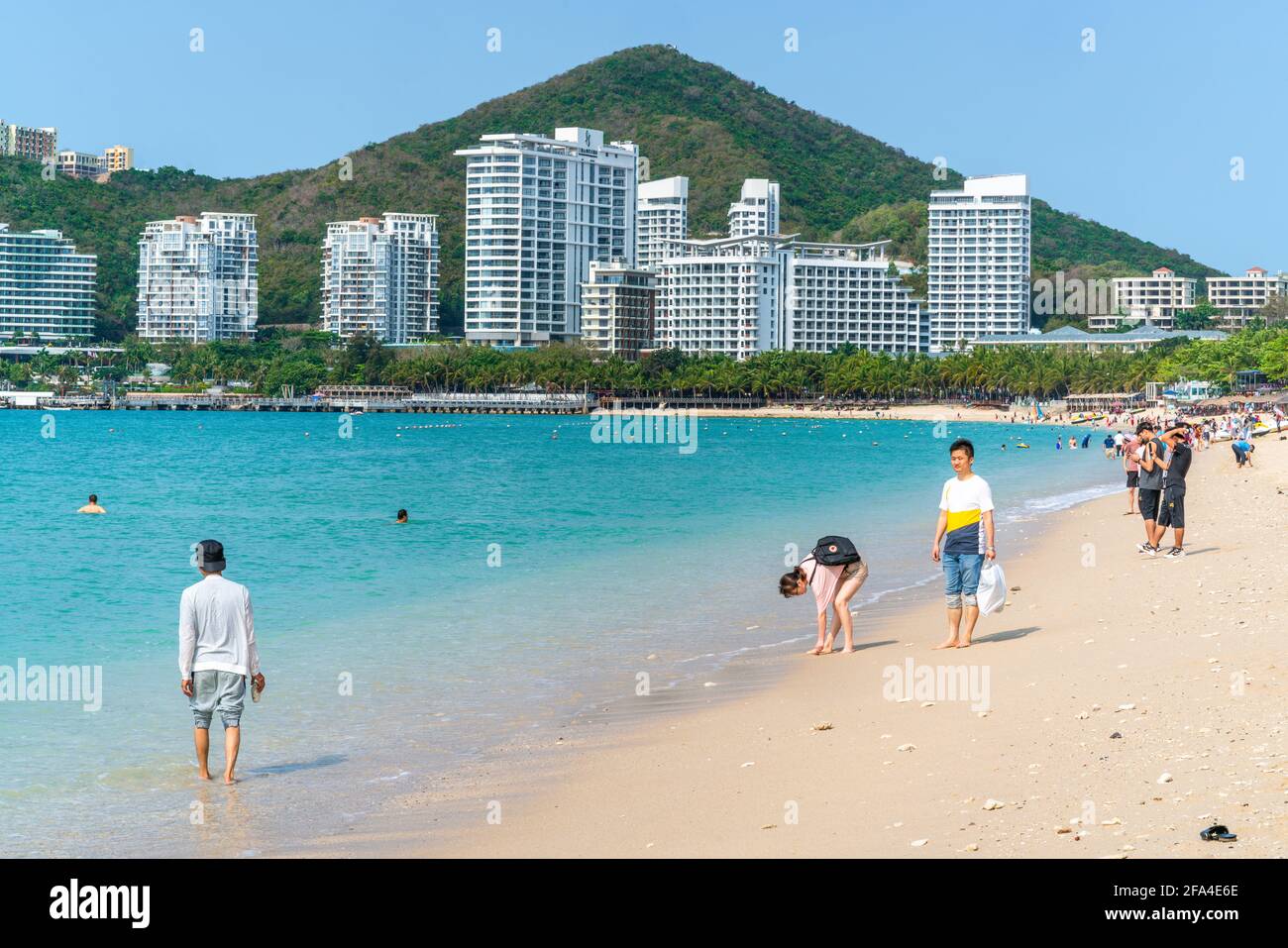 Sanya Chine , 25 mars 2021 : Chinois sur la belle plage de Dadonghai par beau temps ensoleillé sur l'île de Sanya Hainan Chine Banque D'Images