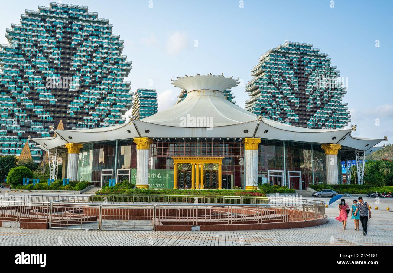 Sanya China , 25 mars 2021 : vue de face du Beauty Crown Hotel Grand Theatre ou du centre d'exposition culturel de Sanya Hainan China Banque D'Images