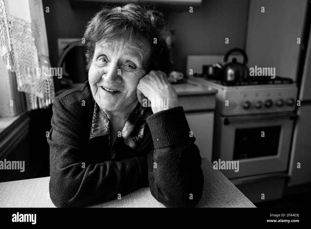 Portrait d'une vieille femme dans sa maison. Photo en noir et blanc. Banque D'Images