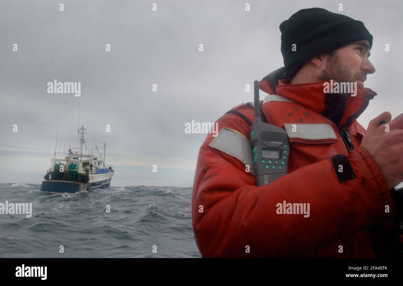 LES CHALUTIERS FRANÇAIS SE DÉPLACENT À PROXIMITÉ DES BATEAUX GREENPEACE PENDANT LEUR CAMPAGNE DANS LA MANCHE CONTRE LA PÊCHE À LA CHALUTIÈRE DOUBLE POUR BAR DE MER QUI TUE UN GRAND NOMBRE DE DAUPHINS COMON.23 Mars 2005 TOM PILSTON Banque D'Images