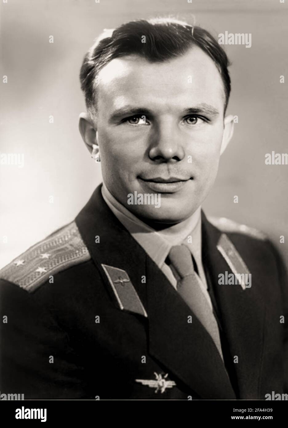 1960 CA , URSS : le spaceman russe JURIJ GAGARIN ( jury - Yuri , 1934 - 1968 ), premier homme dans un complet orbital Earth tour le jour 12 avril 1961 avec l'agneau de l'espace VOSTOK 1 . Photographe inconnu . PHOTO OFFICIELLE .- ASTRONAUTE - conquista dello SPAZIO - espace - Luna - Lune - astronaute - astronaute - astronaute - cosmonauta - cosmonaute - YURI - JURY - sourire - sorriso - uniforme militaire - divisa uniforme militare - aviateur - aviateur - portrait - RITRATTO - FOTO STORICHE - HISTOIRE --- Archivio GBB Banque D'Images
