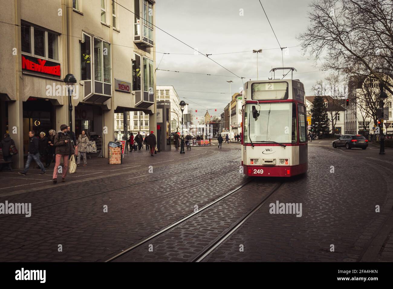 Freiburg, Allemagne - 22 décembre 2014: Un strassenbahn (le mot allemand pour le tram) dans une rue de Fribourg, en Allemagne, avec des personnes marchant sur le côté Banque D'Images