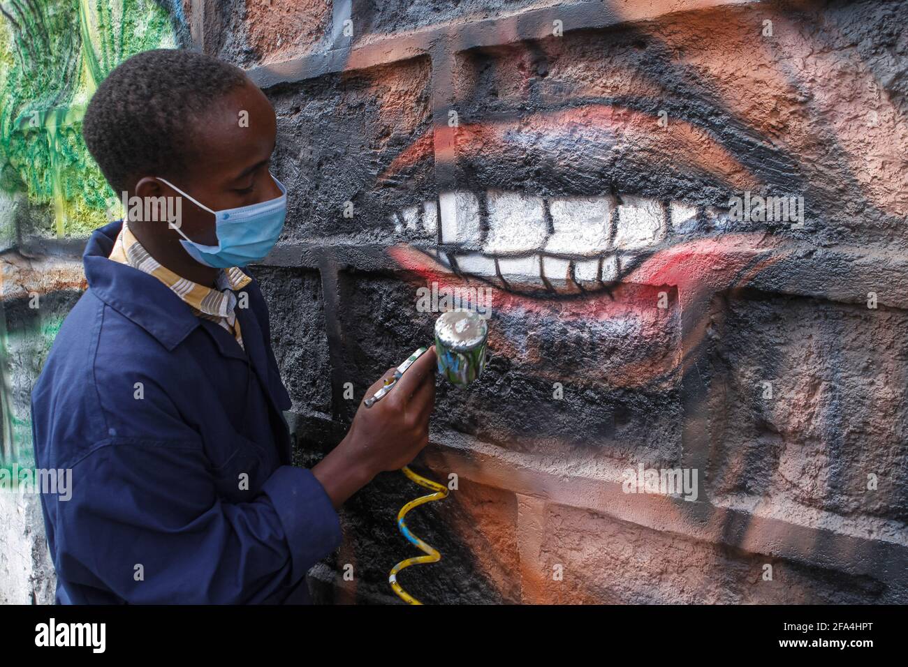 Pie Kio Kitheka (nom de l'artiste Waji Dice) une jeunesse kenyane de 20 ans passionnée par l'art du graffiti peint une fresque du regretté Professeur Wangari Maathai lauréat du prix Nobel de la paix. Il a été contacté pour faire le travail par le propriétaire de Shashamane Carwash à Kiserian, Le propriétaire veut que la fresque sensibilise ses clients et sa communauté à l'importance de prendre soin de l'environnement.alors que le monde célèbre la Journée de la Terre pour reconnaître le changement climatique et sensibiliser la communauté à ce sujet partout dans le monde. Cette journée est une occasion qui amène des millions à se connecter et à discuter des problèmes comme la pollution, deforestati Banque D'Images