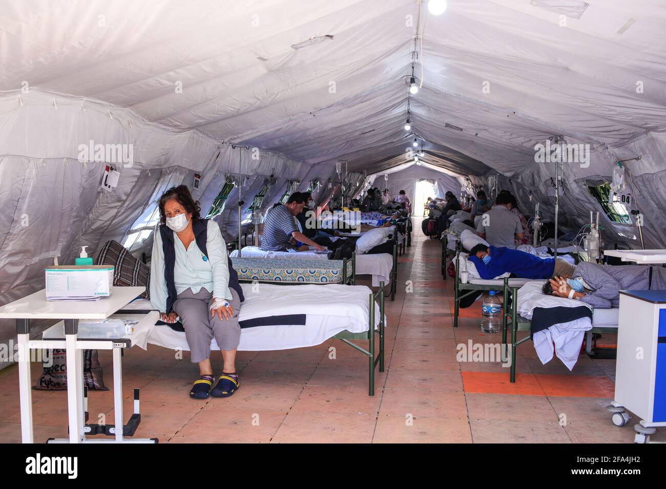 Quito, Équateur. 22 avril 2021. Patients à l'intérieur d'une tente militaire recevant un traitement pendant la pandémie. Dans l'hôpital sud de l'IESS (Institut équatorien de sécurité sociale), différents espaces ont dû être adaptés pour accueillir le nombre croissant de personnes infectées par Covid19, Ces dernières semaines, la capitale traverse une nouvelle vague qui a forcé l'État équatorien à revenir au couvre-feu concentré le week-end. Crédit : SOPA Images Limited/Alamy Live News Banque D'Images