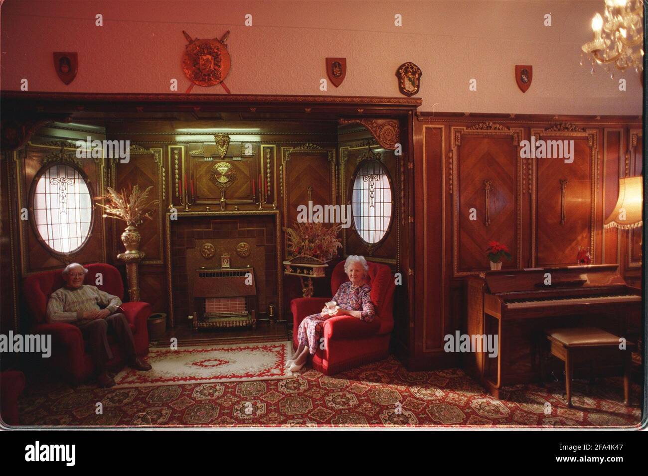 Joyce Norton à la maison à Southport janvier 1998qui est installé avec les lambris en noyer et les raccords qui, une fois, ont graissé le Restaurant de première classe du navire olympique qui était la hème Navire jumeau au Titanic Banque D'Images