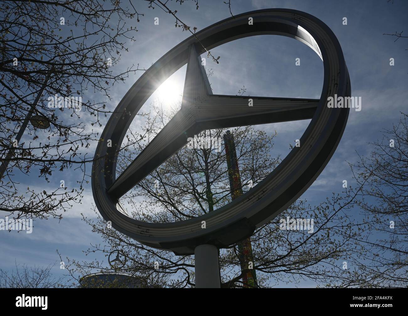 Stuttgart, Allemagne. 22 avril 2021. Une étoile Mercedes, le logo de la marque Mercedes-Benz dans le groupe Daimler, se dresse devant le musée Mercedes-Benz. Les trimestres de la compagnie automobile Daimler sont annoncés le 23 avril. Credit: Bernd Weißbrod/dpa/Alay Live News Banque D'Images