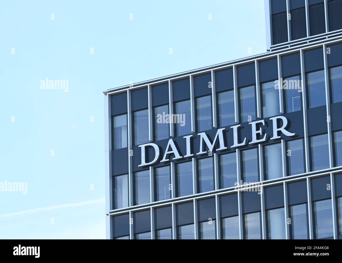 Stuttgart, Allemagne. 22 avril 2021. Le logo de la société Daimler est affiché dans un bâtiment situé au siège du constructeur automobile Daimler de Stuttgart. Le 23 avril, les chiffres trimestriels de la société automobile Daimler sont annoncés. Credit: Bernd Weißbrod/dpa/Alay Live News Banque D'Images