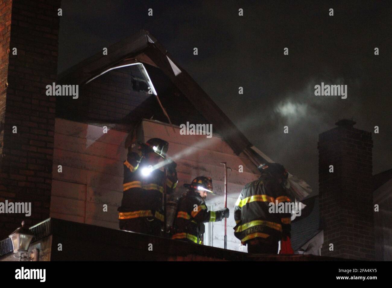 22 avril 2021, New York, New York, Etats-Unis: NEW YORK - Multi- Alarm résidentiel incendie guts home. Les pompiers travaillent pour éteindre un incendie en mouvement rapide. Pendant que les pompiers travaillent sur les pompiers, le personnel du Service médical d'urgence attend d'assister aux blessés. (Image crédit : © Bruce Cotler/ZUMA Wire) Banque D'Images