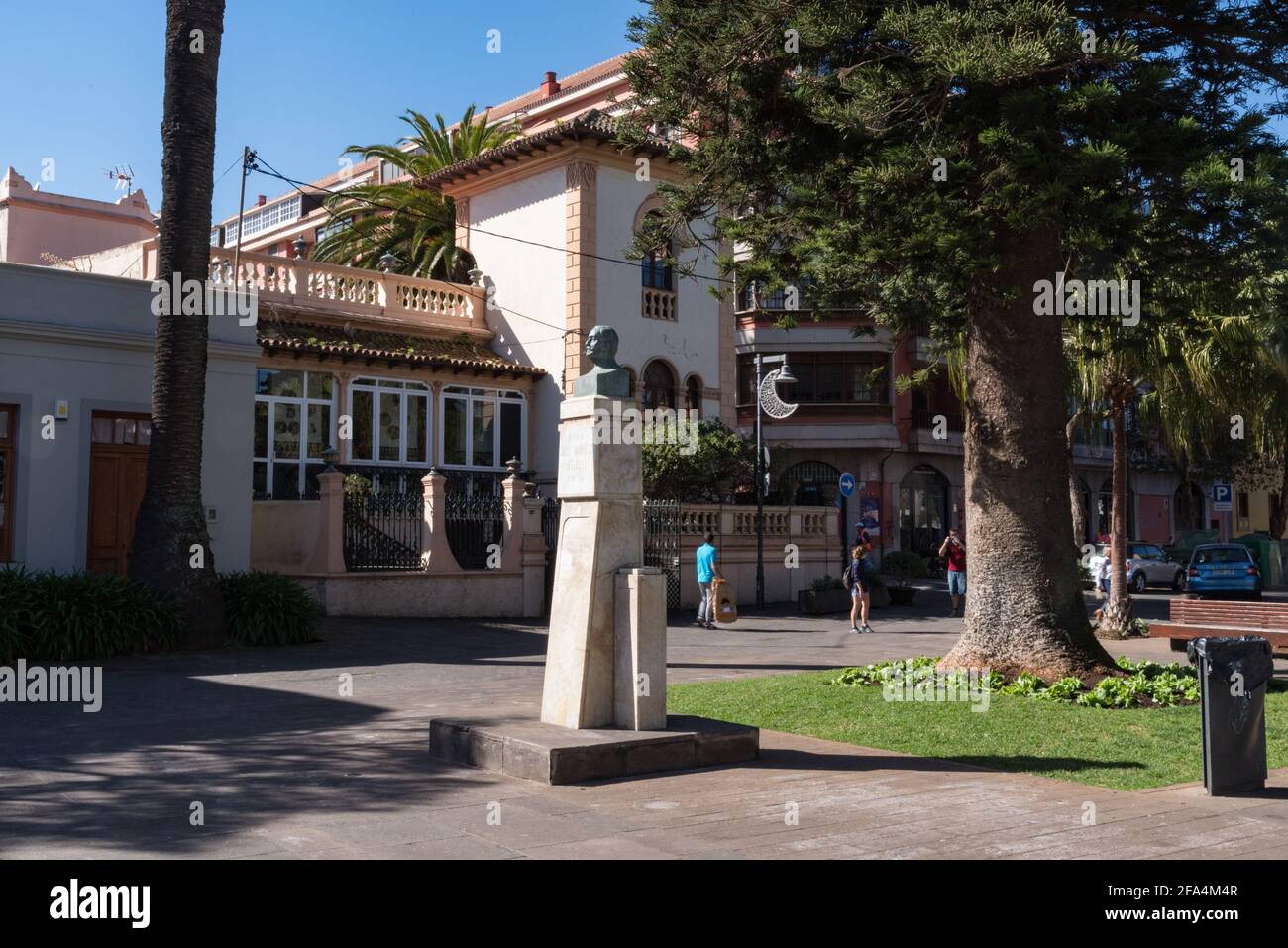 San Cristobal de la Laguna, Espagne - 16 janvier 2020 : monument à José Tabares Bartlett sur la place du Conseil suprême des Canaries. Banque D'Images