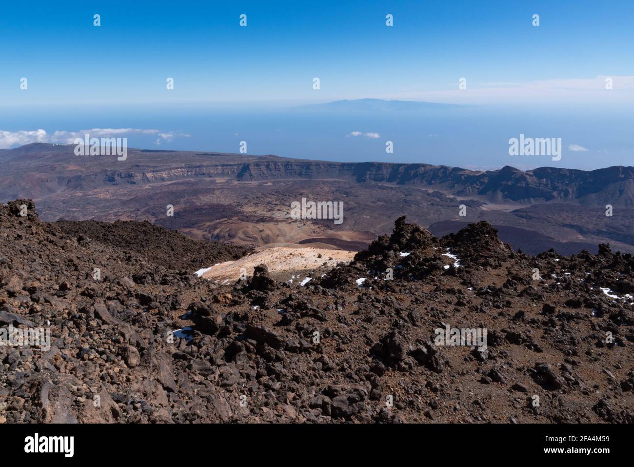 Vue depuis le volcan Teide то Las Canadas Caldera avec la lave solidifiée et le mont Montana Blanca. Parc National Du Teide, Tenerife, Îles Canaries, Espagne. Banque D'Images