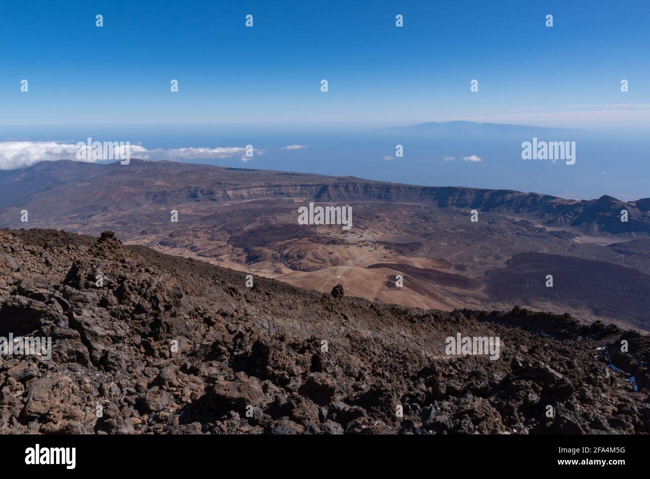 Vue depuis le volcan Teide то Las Canadas Caldera avec la lave solidifiée et le mont Montana Blanca. Parc National Du Teide, Tenerife, Îles Canaries, Espagne. Banque D'Images