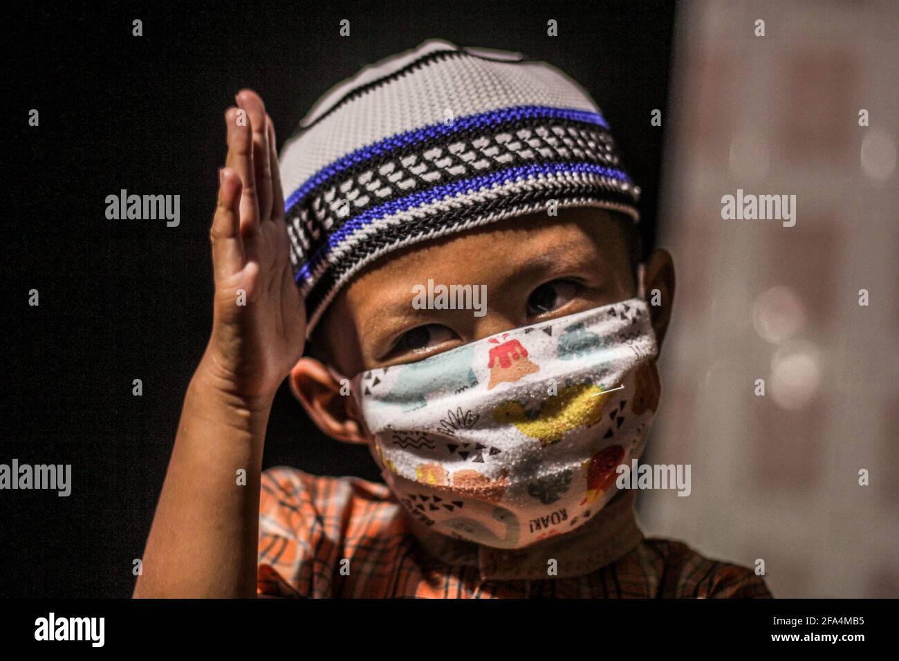 14 avril 2021, SLEMAN, YOGYAKARTA, INDONÉSIE: Des enfants musulmans portant un masque pour éviter le virus corona sont vus à Pakem, Sleman, Yogyakarta, Indonésie. Sur la base des données les plus récentes de World meters, le nombre de cas de Covid-19 dans le monde le vendredi 23 avril 2021, dans la matinée à 08.00 WIB, a atteint 145,304,364 cas. L'ajout de cas quotidiens était de 871,976, 12,935 sont morts. Le total guéri était de 123,571,344 et a laissé 18,649,006 cas actifs de Covid-19 dans le monde. Dans ces données, les États-Unis (États-Unis) sont toujours en première position dans le monde taux de cas Covid-19 avec un total de 3,668,742 cas avec t Banque D'Images