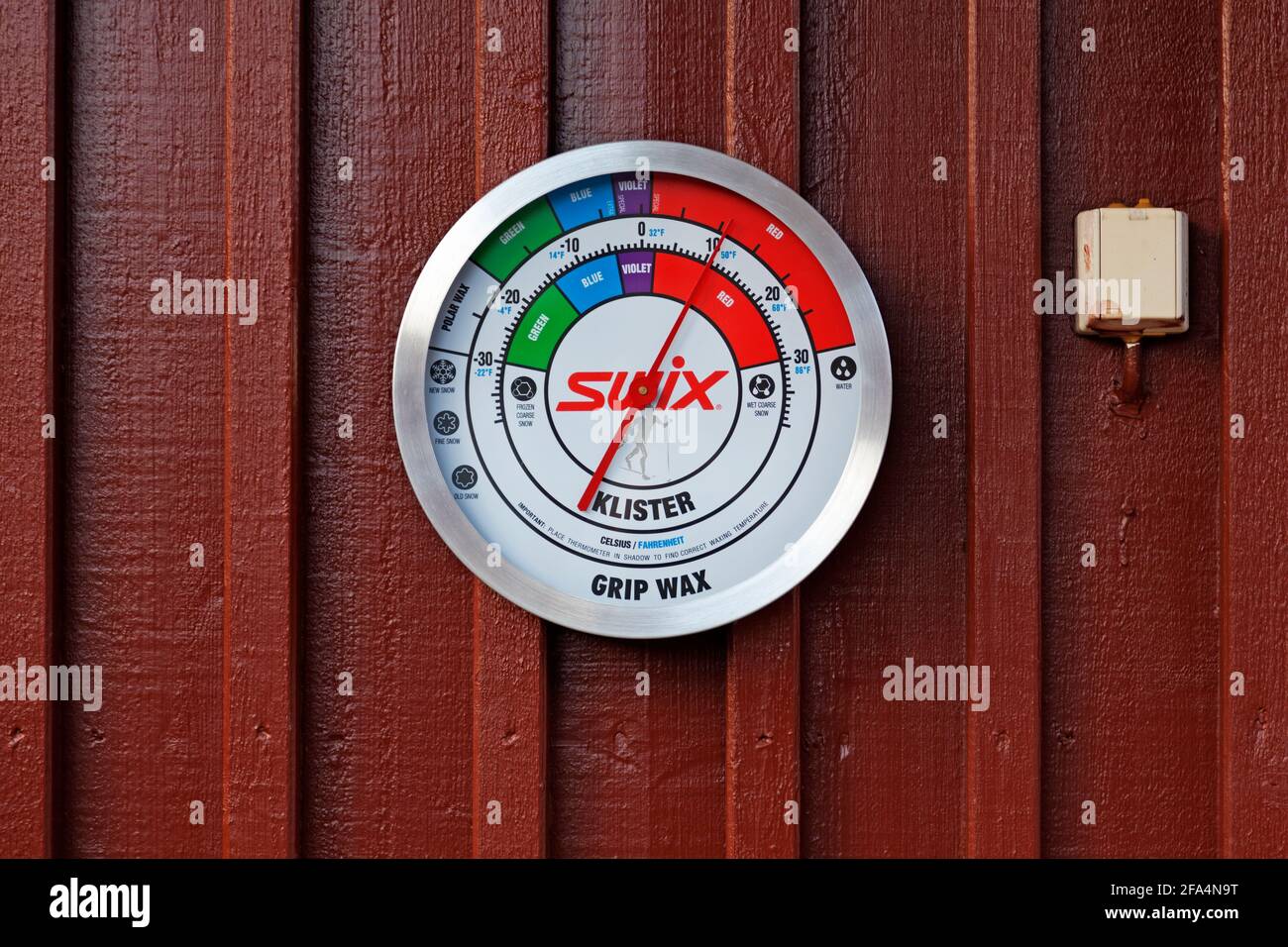 Umea, Norrland Suède - 21 mars 2021 : compteur qui détermine la cire à utiliser pour le ski. Texte : colle Banque D'Images