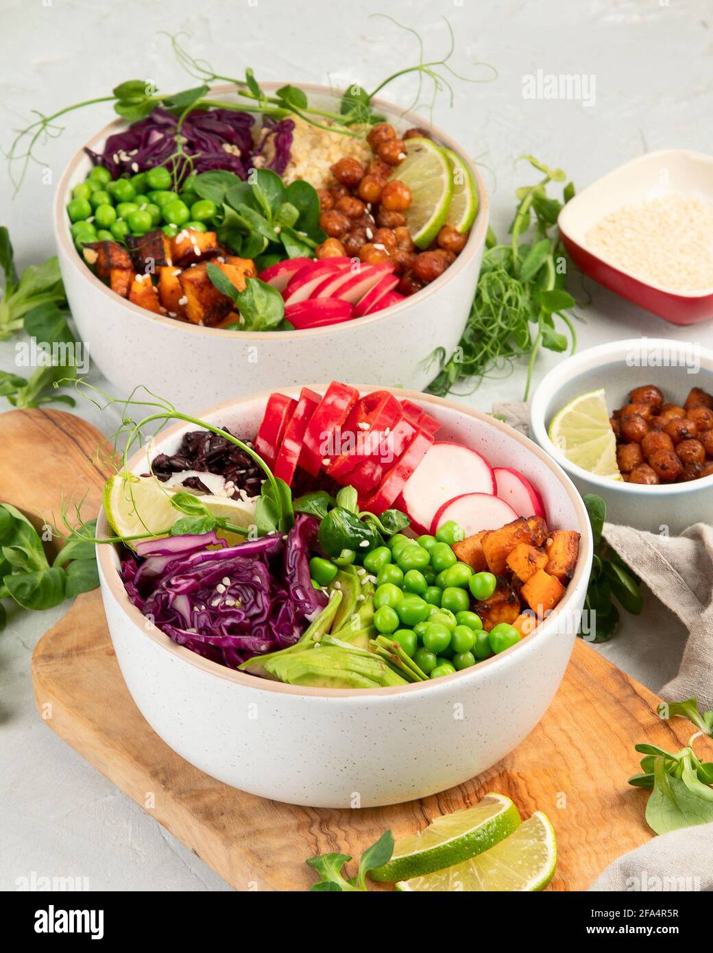 Savoureuse assiette de poke végétalienne colorée sur fond gris clair. Une recette fraîche et saine. Banque D'Images