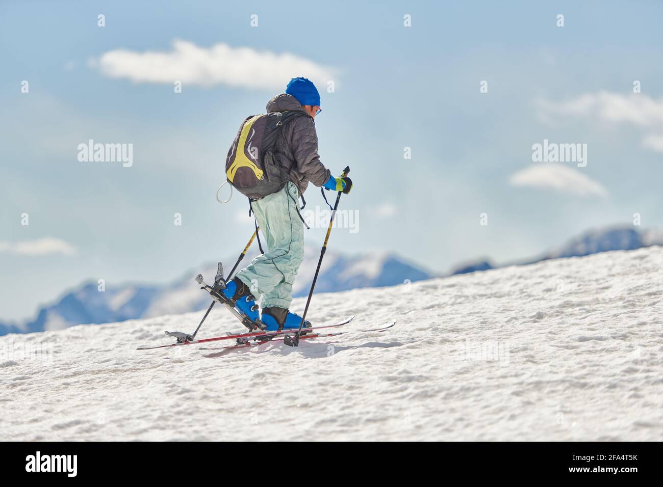 Halls pour enfants avec skis d'alpinisme et peaux de phoques Banque D'Images