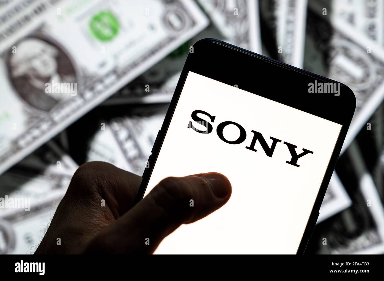 Dans cette photo illustration, le logo Sony de la société multinationale japonaise de technologie vu sur un écran d'appareil mobile Android avec la devise de l'icône dollar des États-Unis, symbole d'icône $ en arrière-plan. Banque D'Images