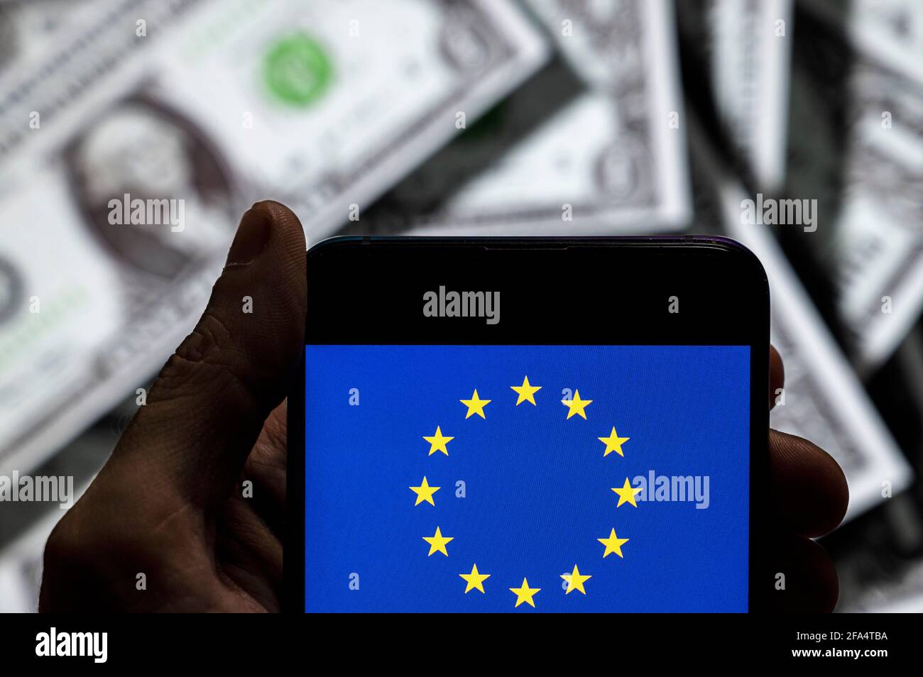 Sur cette photo, le drapeau de l'Union européenne (UE) apparaît sur l'écran d'un appareil mobile Android avec la devise de l'icône dollar des États-Unis, symbole d'icône $ en arrière-plan. Banque D'Images