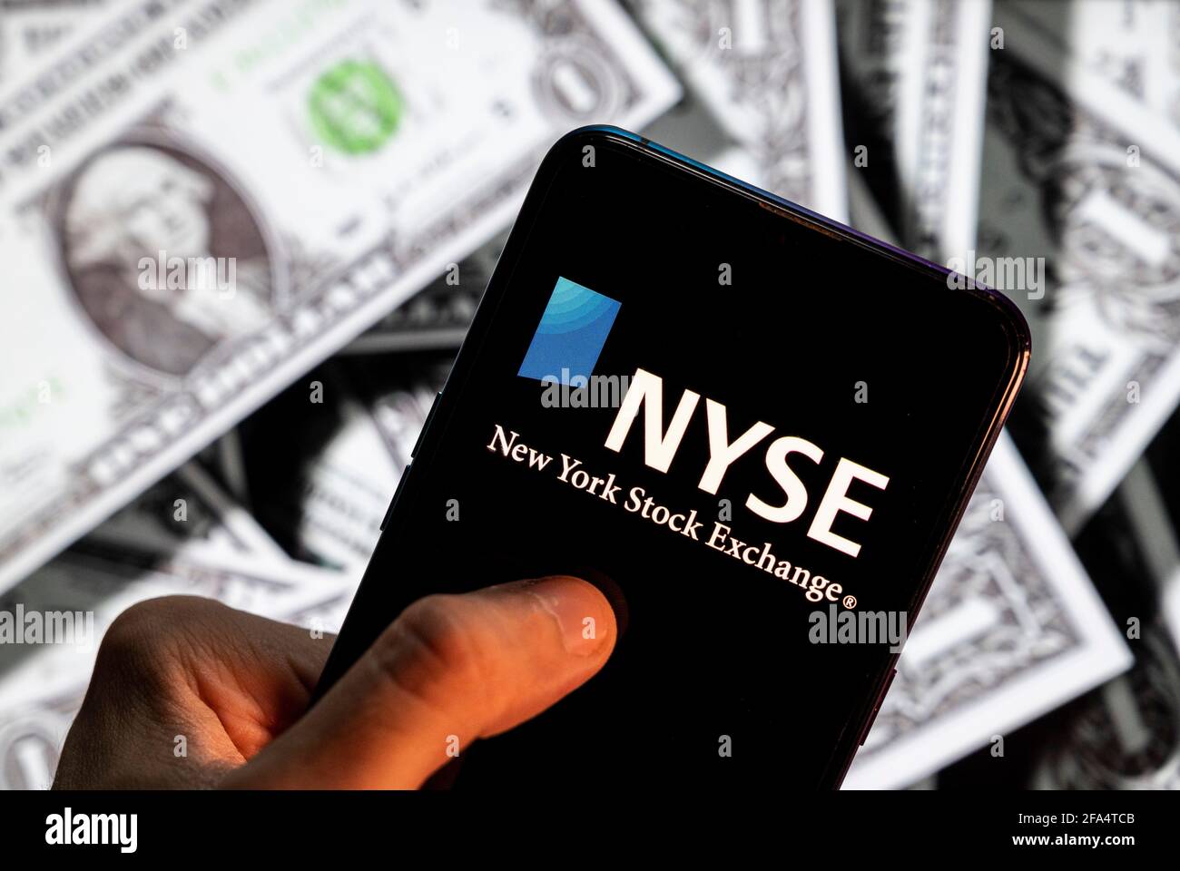 Dans cette illustration, l'index de la Bourse américaine, logo de NYSE vu sur un écran d'appareil mobile Android avec la devise de l'icône dollar des Etats-Unis, symbole de l'icône $ en arrière-plan. Banque D'Images