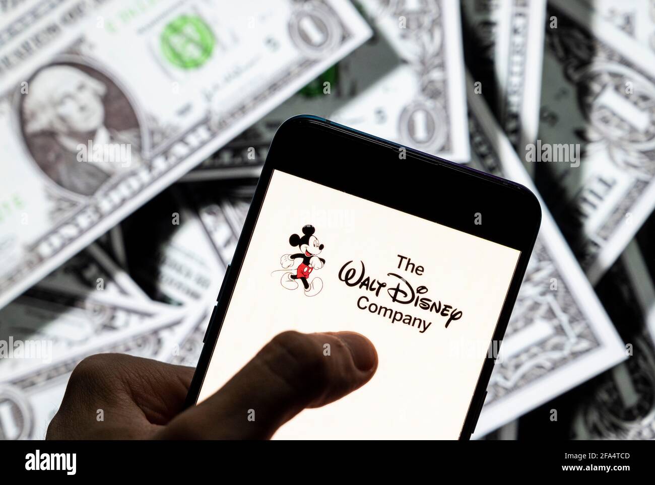 Dans cette photo illustration, les médias de masse américains multinationaux et le divertissement de Walt Disney Company ou également appelé logo Disney vu sur un écran d'appareil mobile Android avec la devise de l'icône dollar des États-Unis, symbole d'icône $ en arrière-plan. Banque D'Images