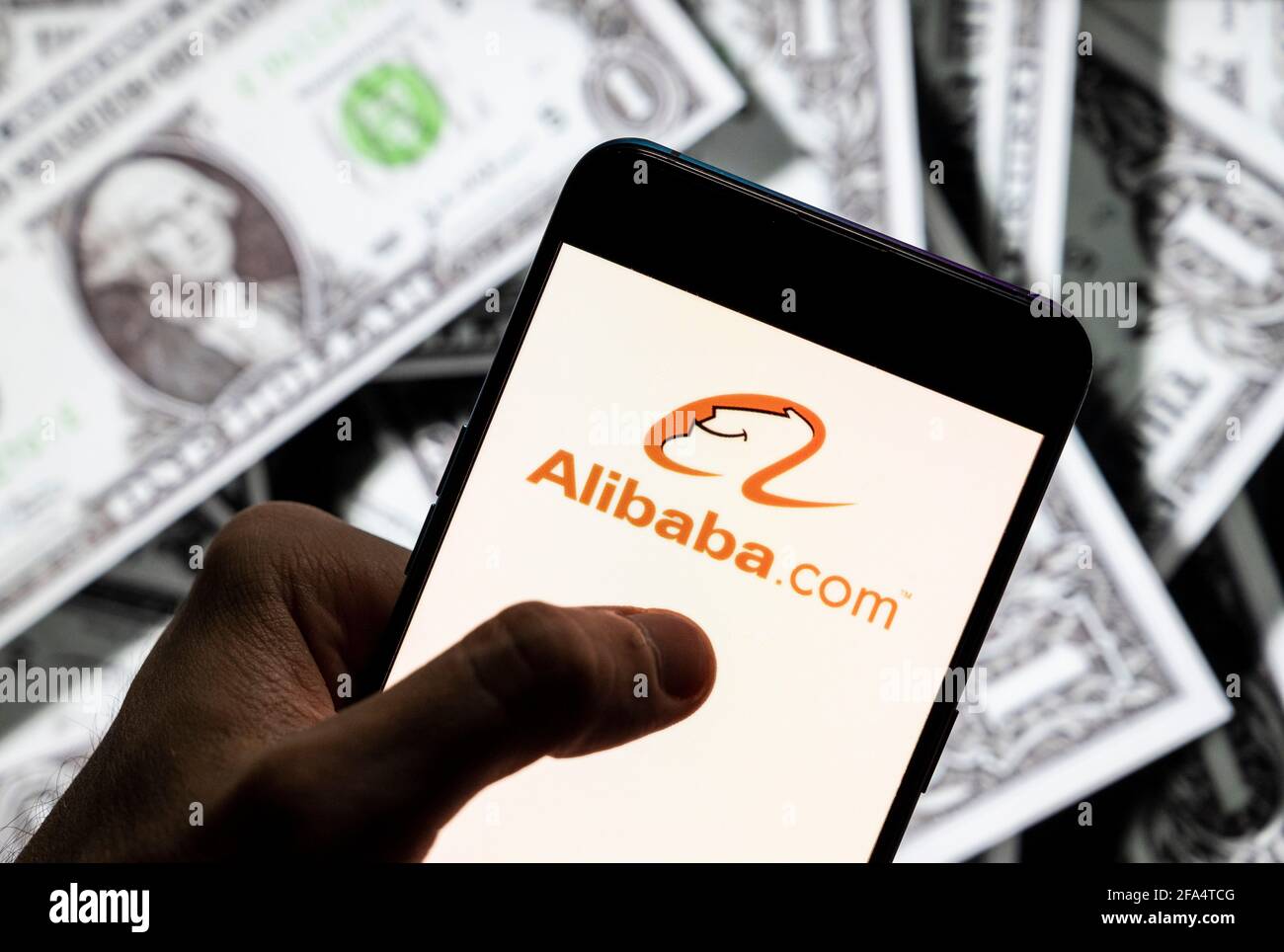 Dans cette photo illustration le conglomérat multinational chinois spécialisé dans l'e-commerce de détail Internet ai et la technologie, Alibaba (Alibaba.com) logo vu sur un écran d'appareil mobile Android avec la monnaie de l'icône dollar des États-Unis, symbole d'icône $ dans l'arrière-plan. Banque D'Images