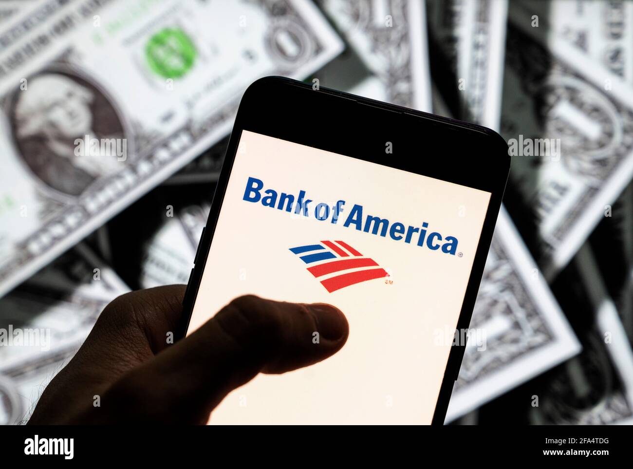 Dans cette photo illustration la banque d'investissement multinationale américaine et la société de services financiers, la Banque d'Amérique, l logo vu sur un écran d'appareil mobile Android avec la devise de l'icône dollar des États-Unis, symbole de l'icône $ en arrière-plan. Banque D'Images