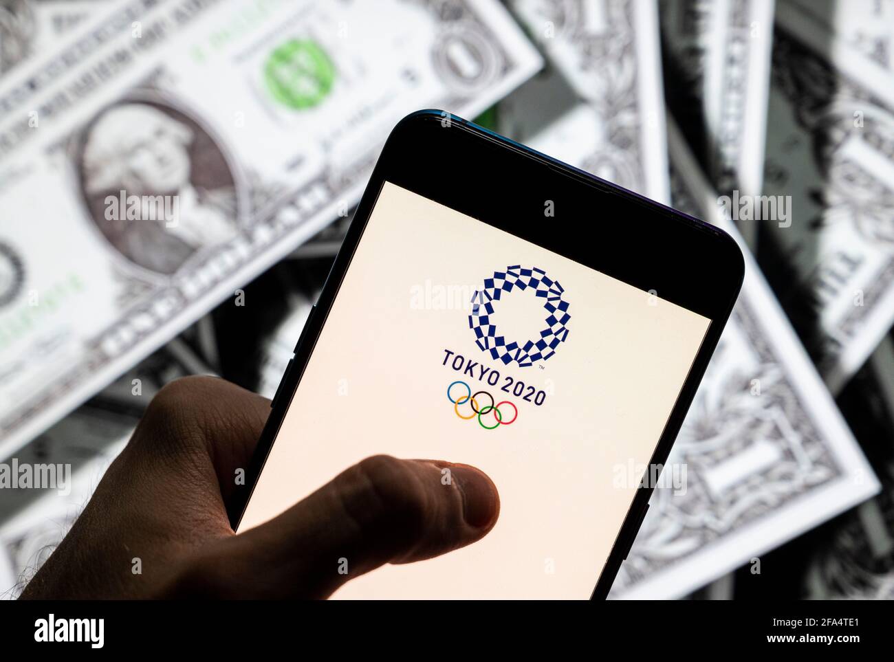 Chine. 23 avril 2021. Dans cette illustration, le logo des Jeux olympiques de Tokyo de 2020 au Japon apparaît sur un écran d'appareil mobile Android avec la devise de l'icône dollar des États-Unis, symbole d'icône $ en arrière-plan. (Photo de Budrul Chukrut/SOPA Images/Sipa USA) crédit: SIPA USA/Alay Live News Banque D'Images