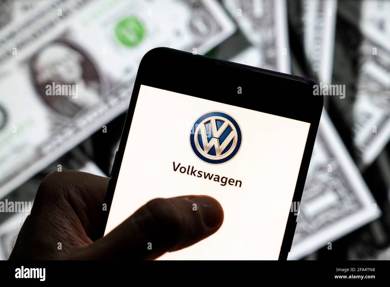 Chine. 23 avril 2021. Dans cette illustration, le logo Volkswagen du constructeur automobile allemand vu sur un écran d'appareil mobile Android avec la devise de l'icône dollar des États-Unis, symbole d'icône $ en arrière-plan. (Photo de Budrul Chukrut/SOPA Images/Sipa USA) crédit: SIPA USA/Alay Live News Banque D'Images