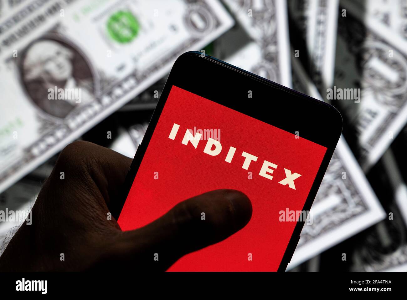 Chine. 23 avril 2021. Dans cette photo illustration le plus grand groupe de mode dans le monde espagnol multinationale de vêtements Inditex logo vu sur un écran d'appareil mobile Android avec la devise de l'icône dollar des États-Unis, symbole d'icône $ dans l'arrière-plan. (Photo de Budrul Chukrut/SOPA Images/Sipa USA) crédit: SIPA USA/Alay Live News Banque D'Images