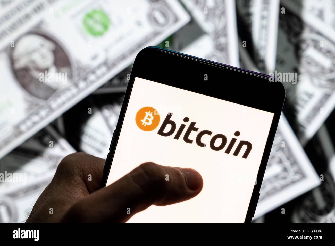 Chine. 23 avril 2021. Dans cette illustration de photo, le logo de la crypto-monnaie électronique Bitcoin (BTC, BCH) vu sur un écran d'appareil mobile Android avec la devise de l'icône dollar des États-Unis, symbole de l'icône $ en arrière-plan. (Photo de Budrul Chukrut/SOPA Images/Sipa USA) crédit: SIPA USA/Alay Live News Banque D'Images