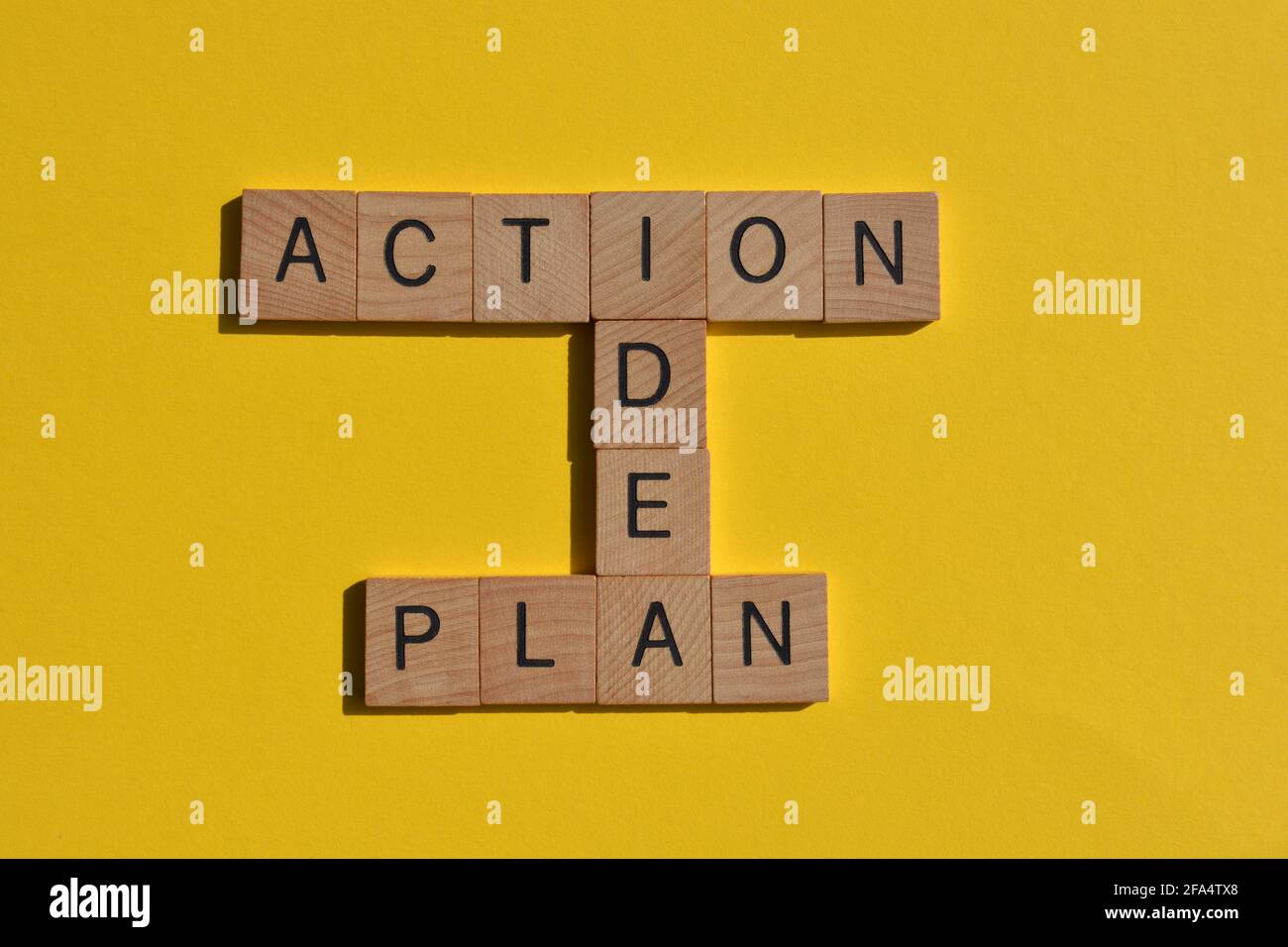 Idée, Plan, action, expression de motivation en lettres de l'alphabet en bois en mots croisés Banque D'Images