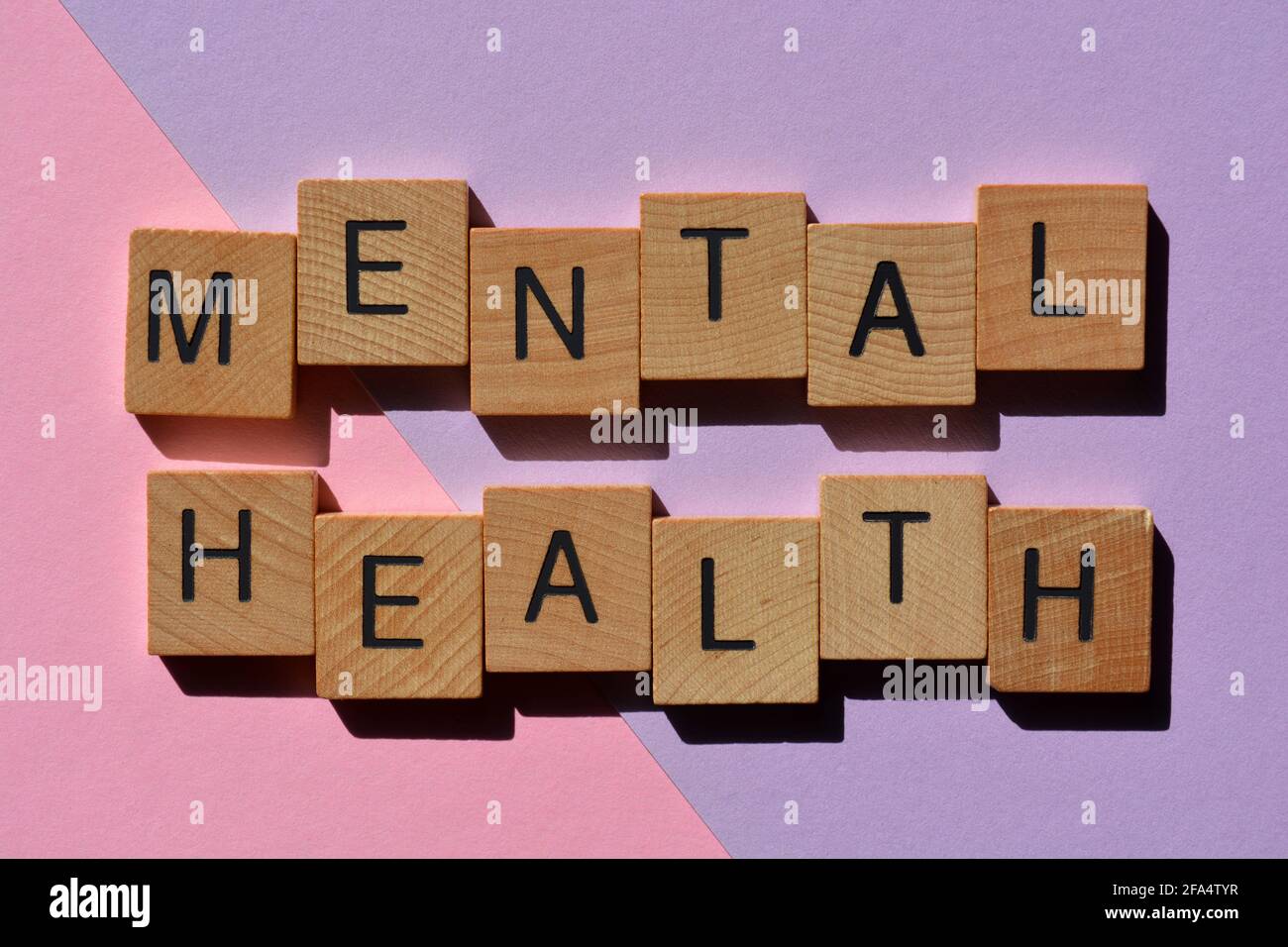 Santé mentale, expression en lettres de l'alphabet en bois isolées sur fond coloré Banque D'Images