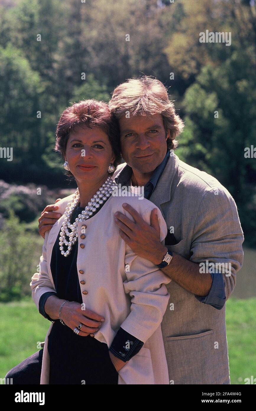 22 août 1990, Rhénanie-du-Nord-Westphalie, Bergisch Gladbach: L'acteur Thomas Fritsch et Karin Eickelbaum posant à ' Forstisspektor Buchholz ' sur 22.08.1990 photo : Horst Galuschka photo: Horst Galuschka/dpa Banque D'Images