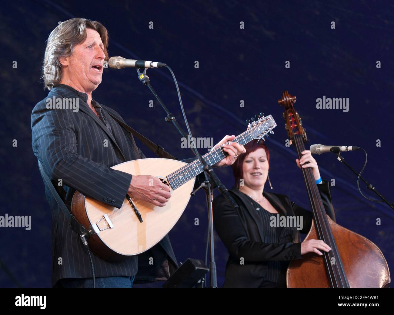 Steve Knightly et Miranda Sykes de Show of Hands se présentant au festival Wychwood, Royaume-Uni. 10 juin 2012 Banque D'Images