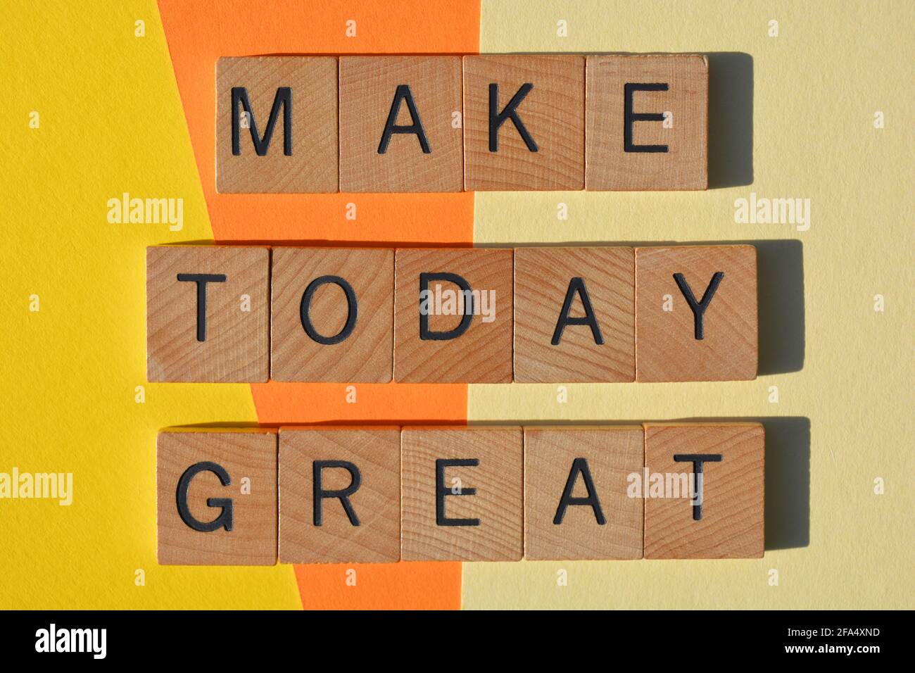 Faites aujourd'hui Great, motivational mots dans des lettres de l'alphabet en bois isolées sur fond jaune et orange Banque D'Images