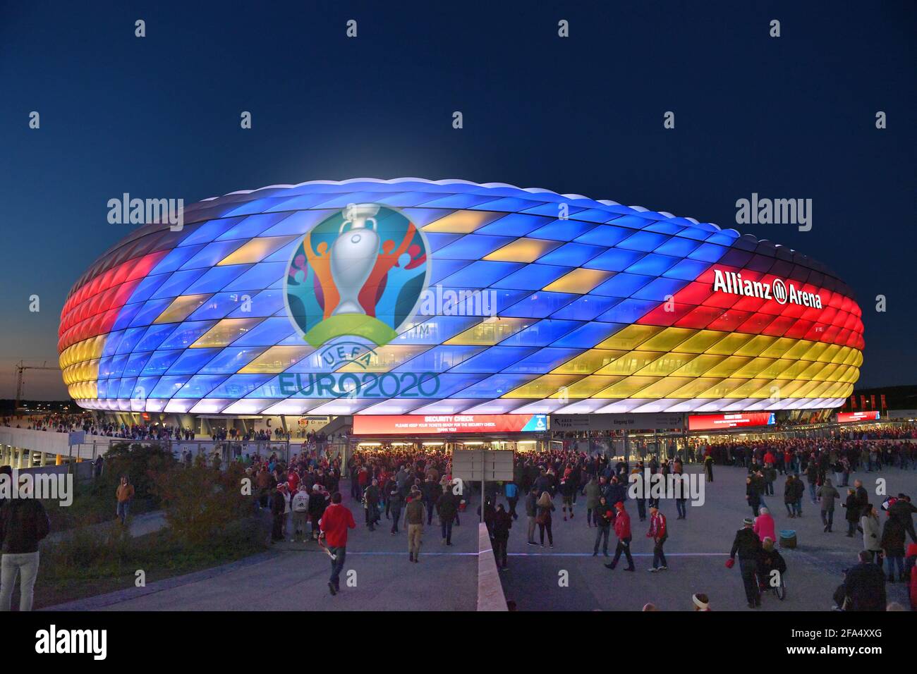 Le Stadion Munich Football Allianz Arena De Nuit Jeu Pour L Uefa Pokal A 08 11 07 Fc Bayern Munich Bolton Wanderers 2 2 Photo Stock Alamy
