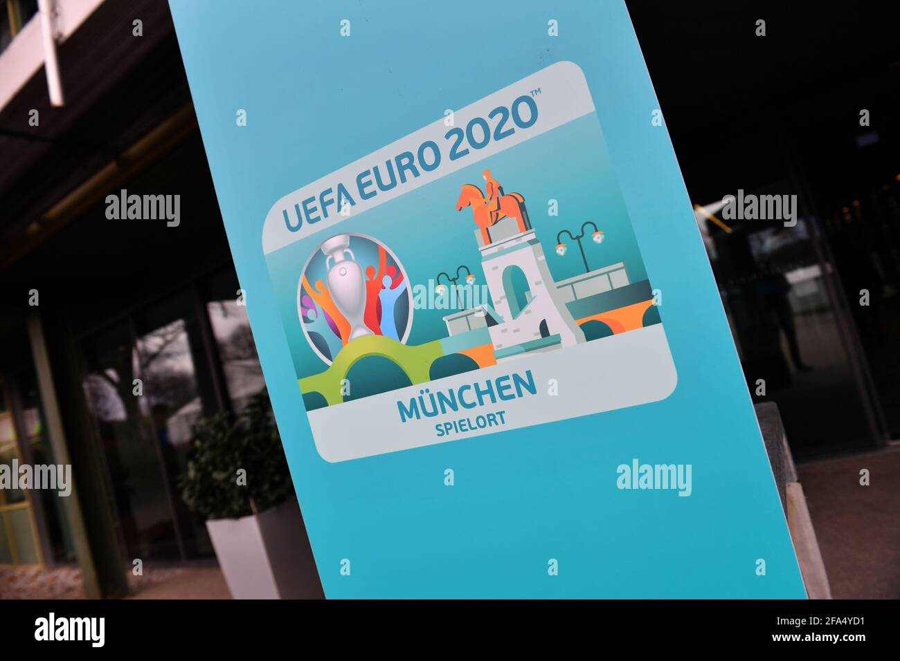 L'UEFA accueille les championnats d'Europe à Munich - l'UEFA exige la garantie du public ! L'Union européenne de football a accru la pression sur le site EM allemand de Munich et a fixé un délai pour une garantie de spectateur. Des « informations supplémentaires » sur les plans devraient être soumises à la réunion de direction du 19 avril. Logo du lieu de Munich. Événement de presse Ã £ Munich aime EuropeÃ 'dans l'Olympiapark Ã 100 jours jusqu'au début de l'UEFA EURO 2020 le 4 mars 2020 à Muenchen/Olympiapark | utilisation dans le monde entier Banque D'Images