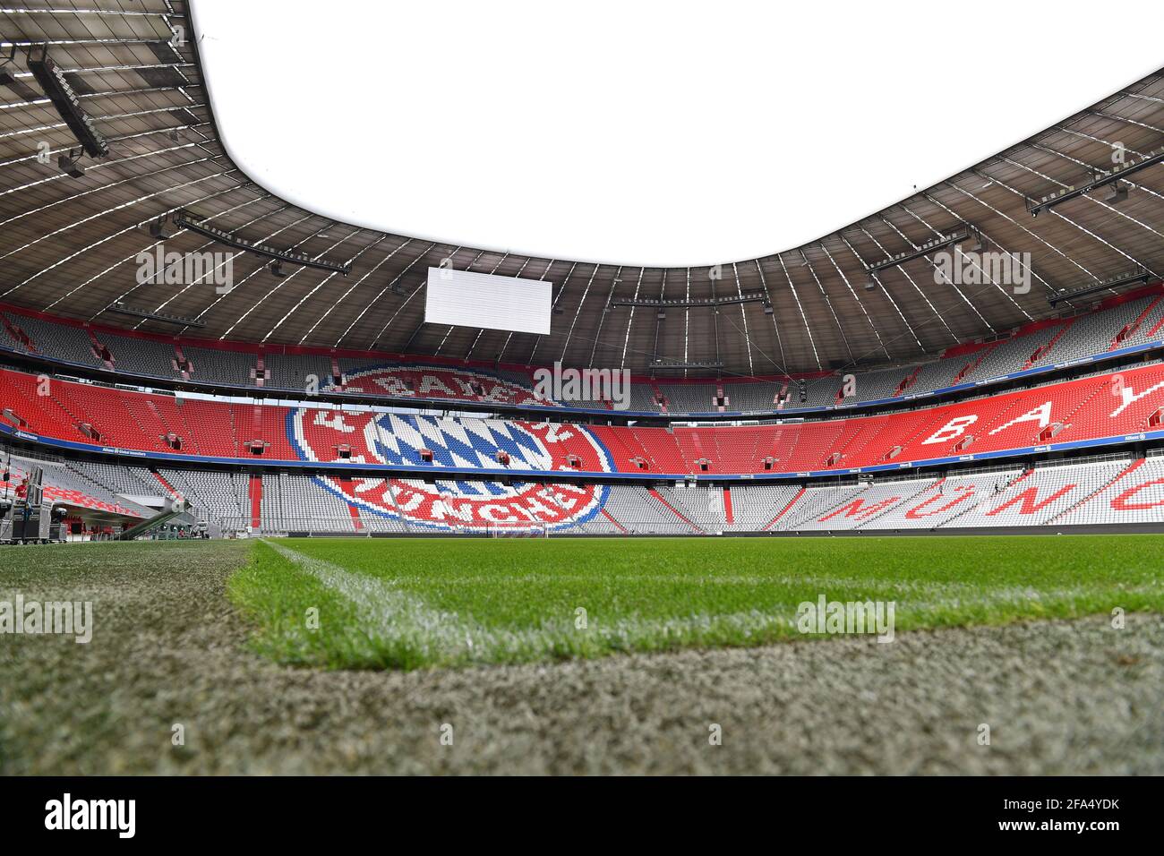 Muenchen restera-t-il l'hôte de l'EM ? L'Union européenne de football a accru la pression sur le site EM allemand de Munich et a fixé un délai pour une garantie de spectateur. Aujourd'hui 23.04. L'UEFA veut décider si Munich restera le lieu de trois matchs préliminaires et un quart de finale, photo d'archive : Allianz Arena vide, stade, centre sportif, intérieur, rangs vides, vide. Vue d'ensemble, FC Bayern Munich, le 27 août 2018. Â | utilisation dans le monde entier Banque D'Images