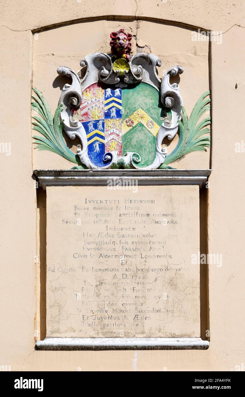 Armoiries et inscription latine sur le bâtiment Old School, Harwich, Essex, Angleterre, Royaume-Uni Banque D'Images