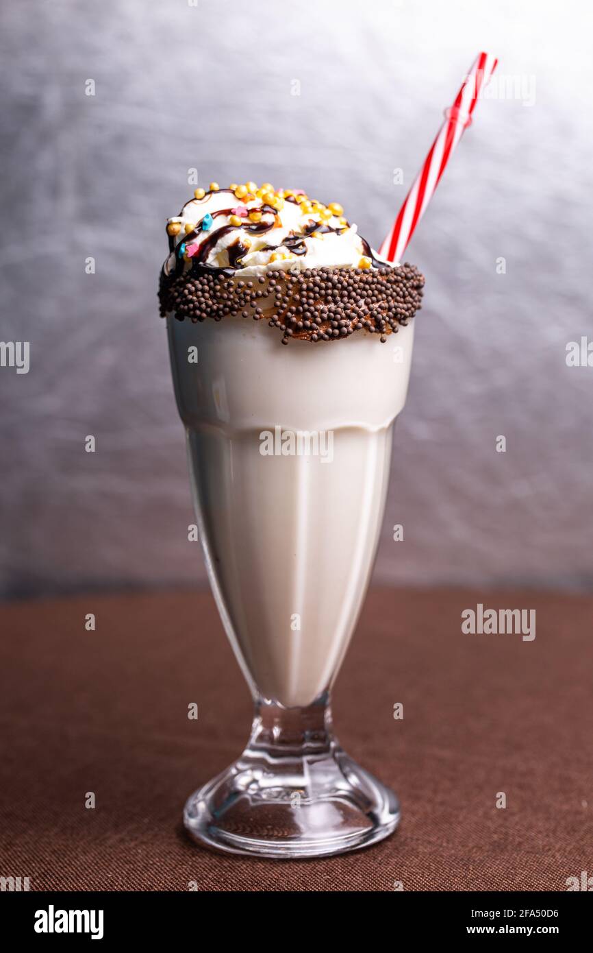 milk-shake doux pour les enfants dans une tasse de verre Photo Stock - Alamy