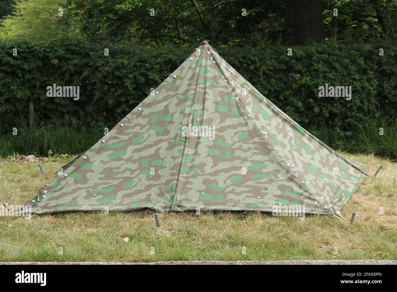 Une tente militaire en toile de style Triangular. Banque D'Images