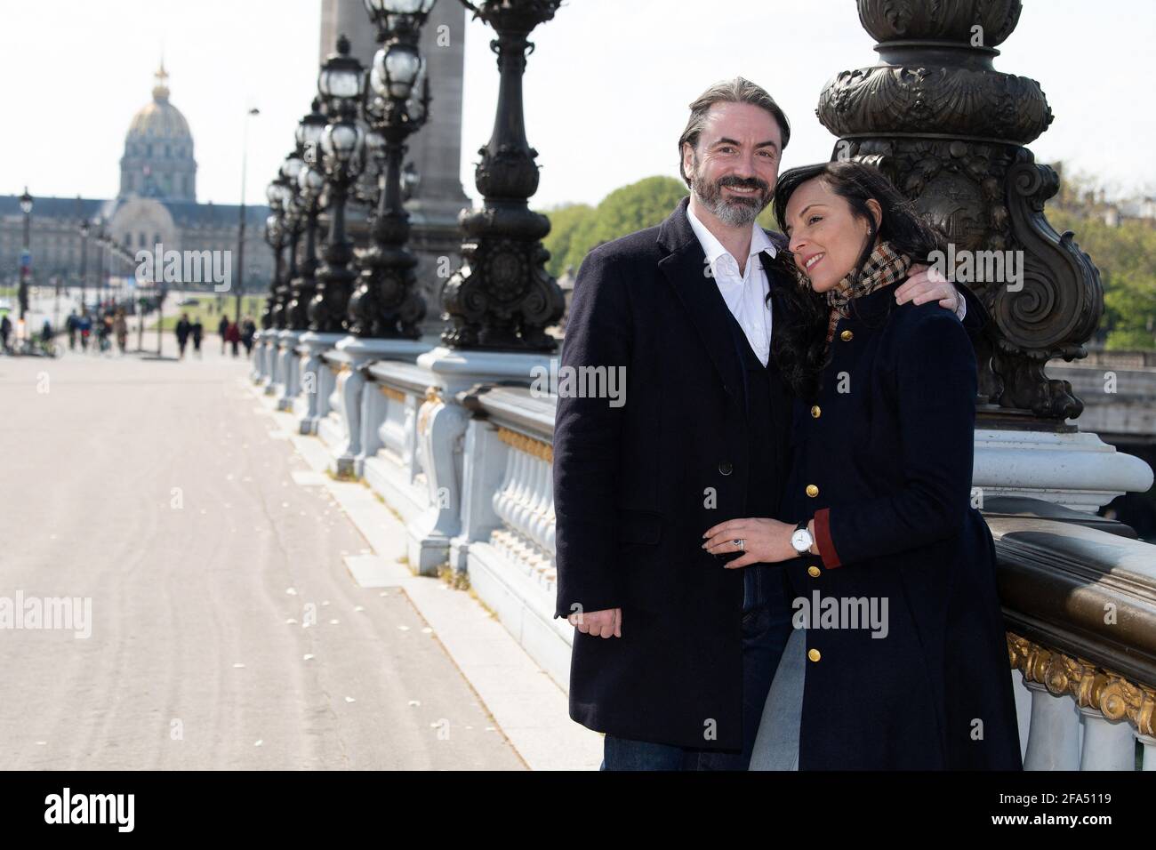 Le prince Joachim Murat, prince de Pontecorvo, pose avec sa femme la princesse Yasmine lors d'une séance photo, le 17 avril 2021 à Paris, France. Le prince Joachim Murat est un descendant direct du roi de Naples et un arrière-grand-grand-grand-grand-grand-petit-neveu de l'empereur Napoléon. Le Prince Joachim Murat a épousé Yasmine Lorraine Briki le 5 mars à Paris. Ils attendent aussi leur premier enfant en août. L'artiste Yasmine Lorraine Briki est né à Annaba en Algérie. Sa famille descend de l'Al Breiiki, fondateur de la Principauté Al Breik (1751-1866) à Hadramaut, une région bordant la forme Banque D'Images