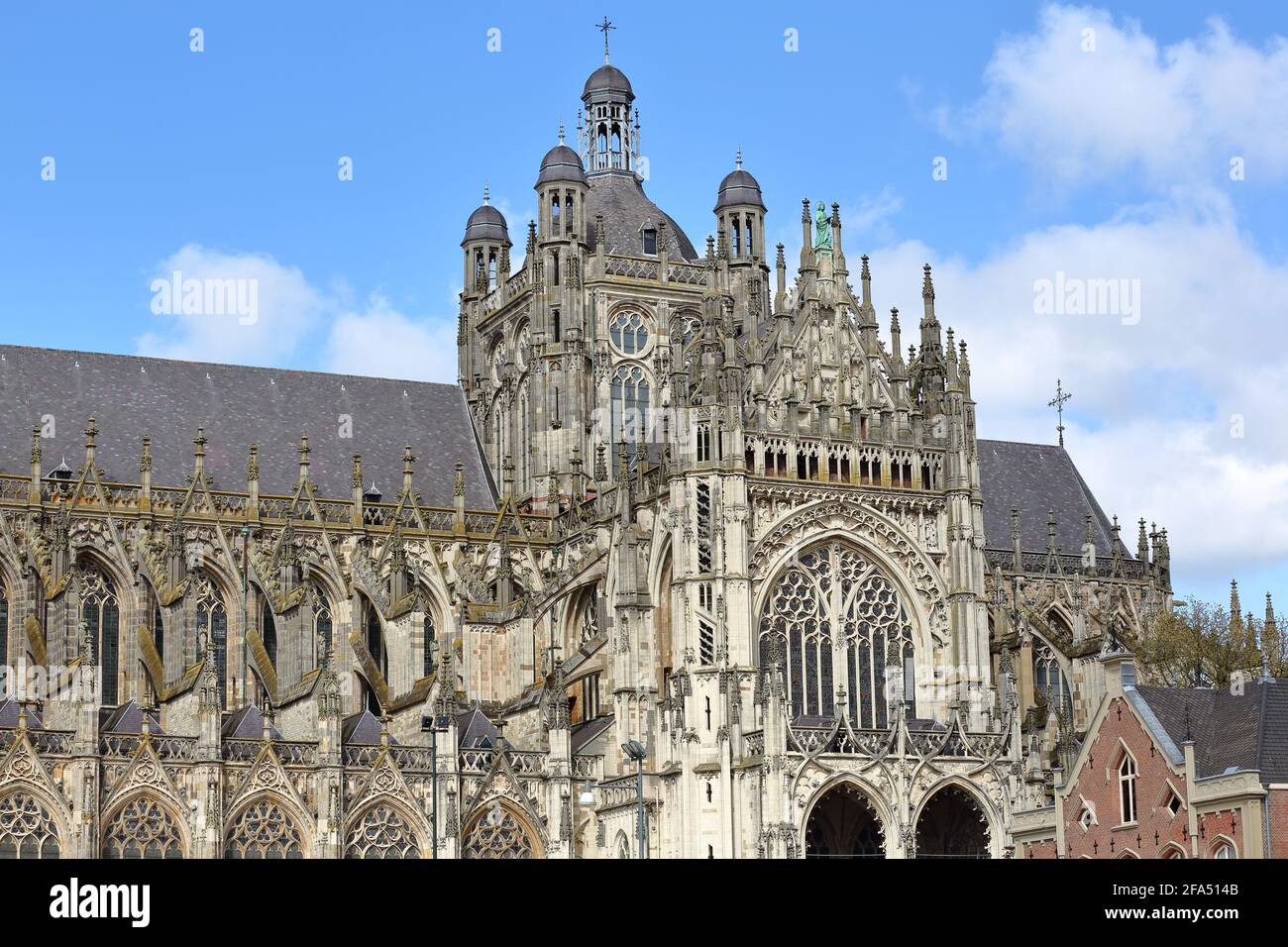 La façade extérieure de l'église gothique St Janskathedraal (cathédrale Saint-Jean) à Hertogenbosch, pays-Bas , avec statues et ornements Banque D'Images