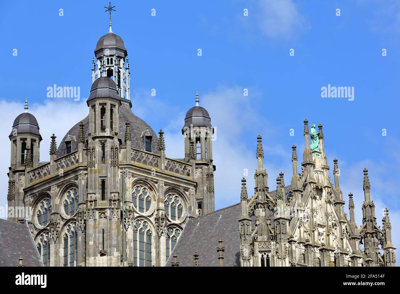 La façade extérieure de l'église gothique St Janskathedraal (cathédrale Saint-Jean) à Hertogenbosch, pays-Bas , avec statues et ornements Banque D'Images