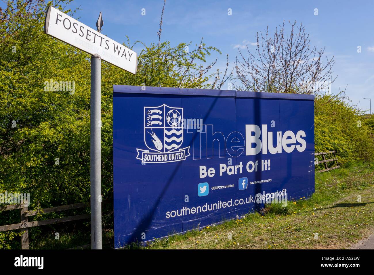 Chantier de construction de palissades autour de la proposition de Southend Utd football club nouveau terrain d'entraînement de stade à Fossetts Way, Fossetts Farm. Panneau d'affichage, avec texte Banque D'Images