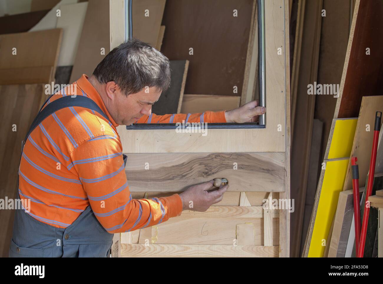 Artisan travaillant sur une porte en bois Banque D'Images