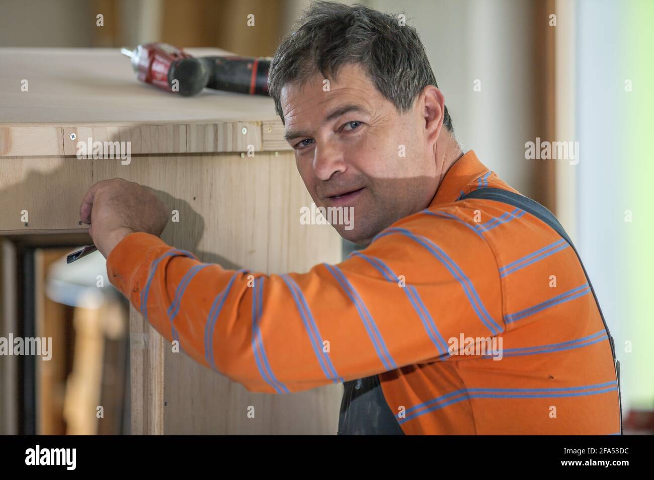 Artisan travaillant sur une cabine en bois Banque D'Images