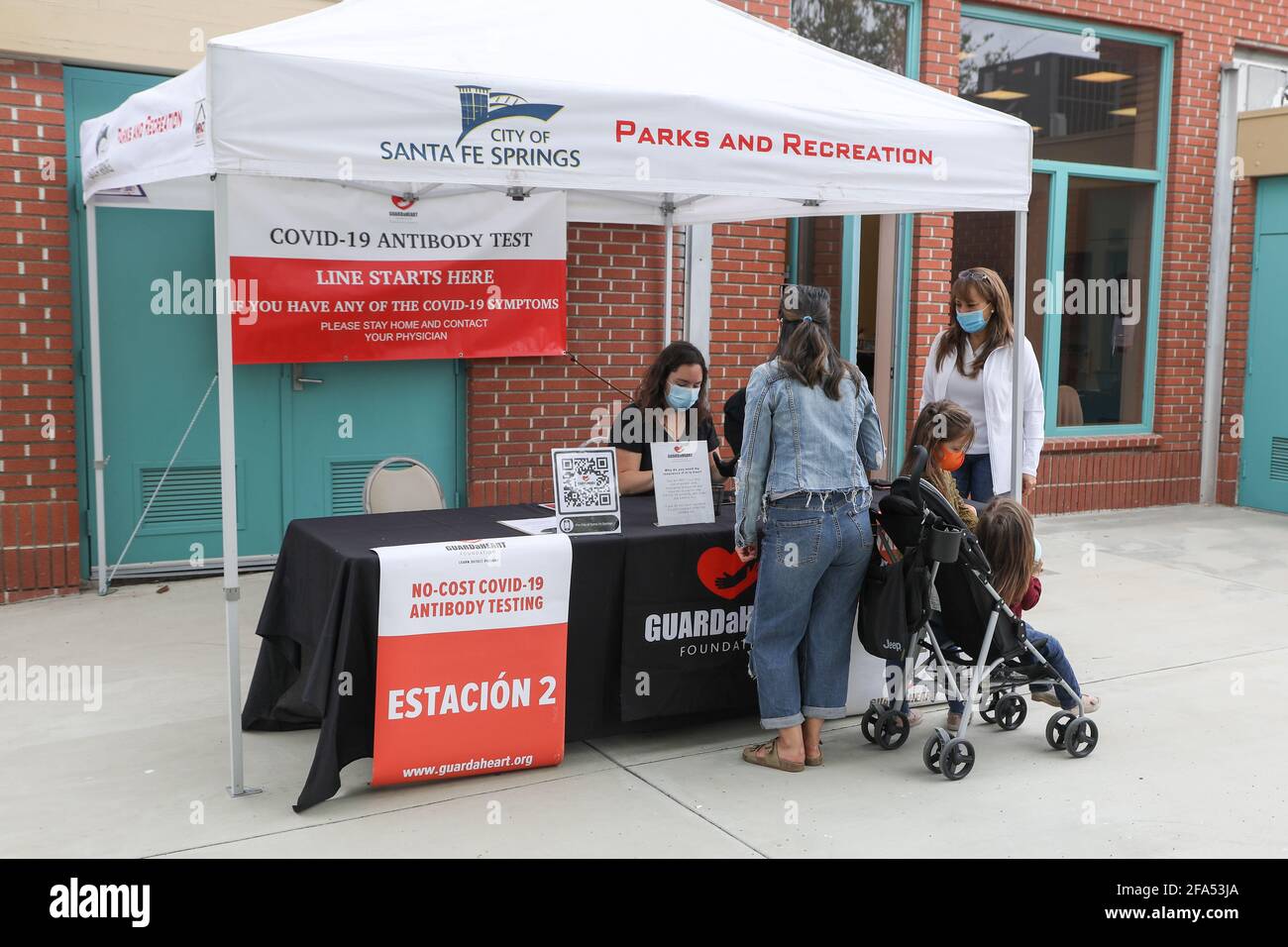 Santa Fe Springs, Californie, États-Unis. 21 avril 2021. Une famille se présente au bureau d'enregistrement pour le nouveau test d'anticorps IgG II, qui est offert aux personnes qui ont été vaccinées contre la COVID-19 lors de l'événement de test d'anticorps COVID-19 sans frais qui s'est tenu au Centre Betty Wilson à Santa Fe Springs, en Californie. Ce nouveau test d'anticorps IgG II de la FDA EUA (utilisation d'urgence autorisée) est le plus sensible et spécifique à ce jour pour les anticorps COVID-19. La Fondation GUARDaHEART est un organisme sans but lucratif de 501 (c)(3). Crédit: Sheri Determan Banque D'Images