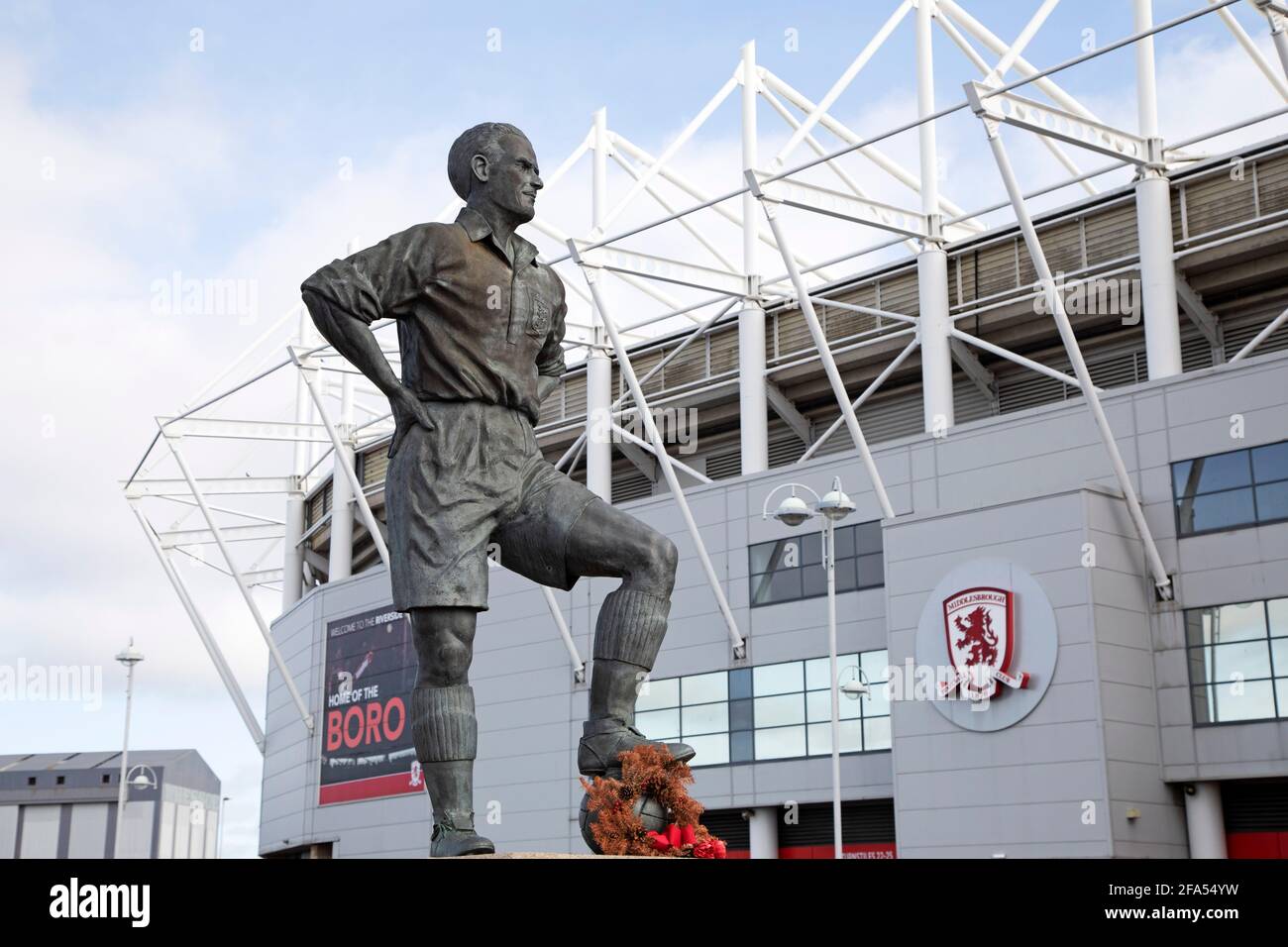 Statue de George Hardwick au stade Riverside de Middlesbrough, en Angleterre. Hardwick (1920 - 2004) joue pour Middlebrough FC entre 1937 et 1950 Banque D'Images