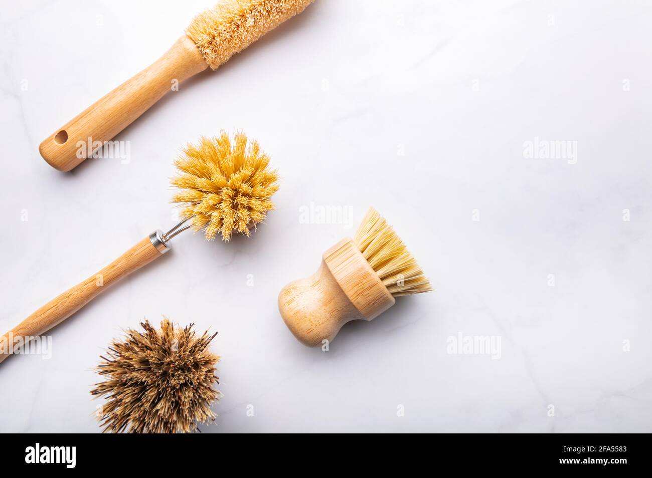Ensemble de brosses de nettoyage écologiques à base de plantes, ensemble de 4 brosses de cuisine en bambou. Nettoyage des aliments sans gaspillage, articles sans plastique, mode de vie durable Banque D'Images